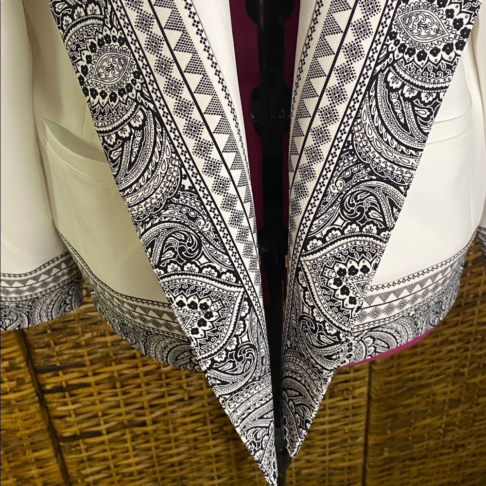 EUC Chico’s white, black lapel design, fully lined jacket blazer Chico size 2 L - Picture 5 of 10